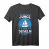 Nur ein Junge der segeln liebt T-Shirt – Perfektes Geschenk für junge Segler, Segelboot Fans & Meerabenteurer
