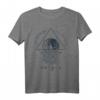 Segeln im Abendlicht T-Shirt mit Mondschein-Design – Klassisch geschnitten, perfekt für Segel- und Wassersportliebhaber