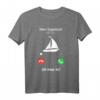 Mein Segelboot ruft an Segler lustig witzig Kind T-Shirt – Perfektes Geschenk für kleine und große Segler, Weihnachts- und Geburtstagsgeschenk