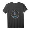 Segeln T-Shirt mit humorvollem Spruch »Geht die Sonne auf im Westen, solltest du den Kompass testen« – Perfektes Geschenk für Segler & Wassersportfans