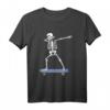 HapMonkey Dabbender Skater T-Shirt – Cooler Skateboard Skeleton mit Dabbing Skills für Partys, Halloween & Skater Events