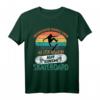 Unterschätze niemals einen alten Mann auf einem Skateboard T-Shirt – Perfektes Geschenk für Skater zu Weihnachten & Geburtstag