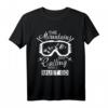 Mountains Calling HapMonkey Skifahrer T-Shirt - Perfektes Geschenk für Skiurlaub, Bergliebhaber und Après-Ski Freunde