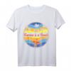 Karma is a Beach | Vintage Surfer und Strand Urlaub T-Shirt – Perfektes Geschenk für Sommer, Surfer & Meerliebhaber