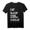 Steinmetz T-Shirt Geschenk mit Spruch 'Eat Sleep Steine Klopfen Repeat' - Lustiges Handwerker T-Shirt für Steinmetze & Steinbildhauer