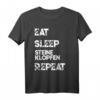 Steinmetz T-Shirt Geschenk mit Spruch 'Eat Sleep Steine Klopfen Repeat' - Lustiges Handwerker T-Shirt für Steinmetze & Steinbildhauer