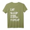 Steinmetz T-Shirt Geschenk mit Spruch 'Eat Sleep Steine Klopfen Repeat' - Lustiges Handwerker T-Shirt für Steinmetze & Steinbildhauer
