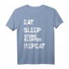 Steinmetz T-Shirt Geschenk mit Spruch 'Eat Sleep Steine Klopfen Repeat' - Lustiges Handwerker T-Shirt für Steinmetze & Steinbildhauer