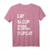 Steinmetz T-Shirt Geschenk mit Spruch 'Eat Sleep Steine Klopfen Repeat' - Lustiges Handwerker T-Shirt für Steinmetze & Steinbildhauer