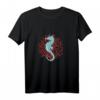 Seepferdchen Und Rote Koralle Tierdruck T-Shirt Für Taucher - Perfekt für Meeresliebhaber, Umweltaktivisten & Ozean-Abenteurer