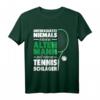 Herren Unterschätze niemals den Mann mit Tennisschläger - Lustiges Tennis T-Shirt für Trainer, Großväter & Tennisfans