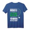 Herren Unterschätze niemals den Mann mit Tennisschläger - Lustiges Tennis T-Shirt für Trainer, Großväter & Tennisfans
