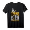 Tennis und Bier Darum Bin Ich Hier T-Shirt – Lustiges Tennis Spruchshirt für Tennisspieler, Trainer & Mannschaften