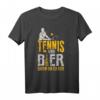 Tennis und Bier Darum Bin Ich Hier T-Shirt – Lustiges Tennis Spruchshirt für Tennisspieler, Trainer & Mannschaften