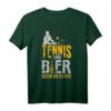 Tennis und Bier Darum Bin Ich Hier T-Shirt – Lustiges Tennis Spruchshirt für Tennisspieler, Trainer & Mannschaften