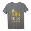 Tennis und Bier Darum Bin Ich Hier T-Shirt – Lustiges Tennis Spruchshirt für Tennisspieler, Trainer & Mannschaften