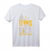 Tennis und Bier Darum Bin Ich Hier T-Shirt – Lustiges Tennis Spruchshirt für Tennisspieler, Trainer & Mannschaften