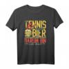 Tennis und Bier darum bin ich hier | Lustiges Verein Tennisspieler T-Shirt für Sportfans und Geschenkideen