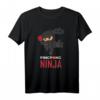 Ping Pong Ninja Tischtennis-Spieler Geschenk T-Shirt – Lustiges Comic Shirt für Profis und Kampfsportfans zum Geburtstag, Weihnachten & Vatertag