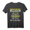 Reicht mir das Werkzeug ihr Narren Geschenk T-Shirt – Lustiges KFZ Mechaniker Shirt für Schrauber, Mechatroniker & Autoliebhaber zu Weihnachten & Geburtstag