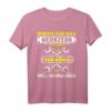 Reicht mir das Werkzeug ihr Narren Geschenk T-Shirt – Lustiges KFZ Mechaniker Shirt für Schrauber, Mechatroniker & Autoliebhaber zu Weihnachten & Geburtstag